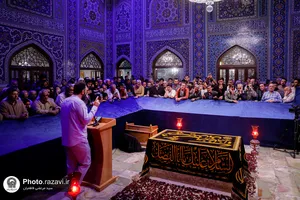 تشرف هنرمندان نهضت مردمی پوستر انقلاب به حرم مطهر رضوی
