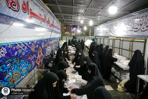 توزیع ٣۵٠٠ پرس غذای متبرک توسط خواهران خادم حرم مطهر رضوی