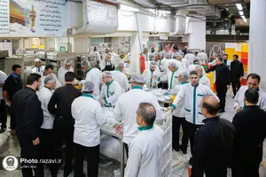 توزیع ۸ هزار پرس غذای متبرک به یاد رهبر شهید انقلاب