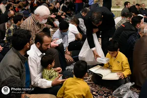 بسته&zwnj;بندی و توزیع افطاری سبک در حرم مطهر رضوی
