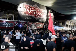 خدمت&zwnj;رسانی خدام حرم مطهر رضوی به زائران اربعین حسینی در سامرا