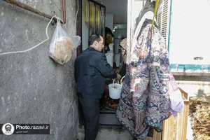 توزیع غذا بین نیازمندان حاشیه شهر مشهد