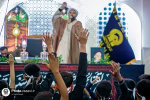 عزاداری نوجوانان اردو زبان در حرم مطهر رضوی