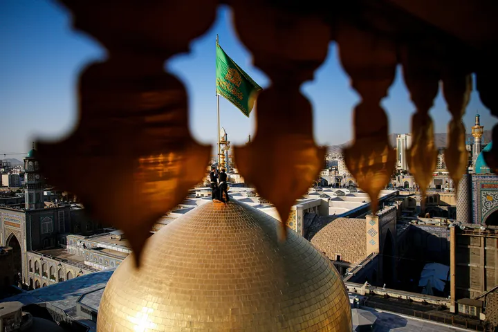 آیین تعویض پرچم حرم امام رضا علیه‌السلام در آستانه ماه ربیع‌الاول