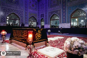 حضور مردم عزادار بر مزار مطهر رهبر شهید انقلاب اسلامی