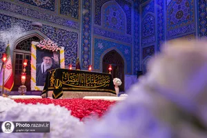 حضور مردم عزادار بر مزار مطهر رهبر شهید انقلاب اسلامی-4
