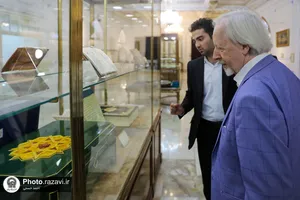 تشرف جمعی از مهمانان همایش بین&zwnj;المللی کتابخانه&zwnj;های عمومی کشور به حرم مطهر رضوی