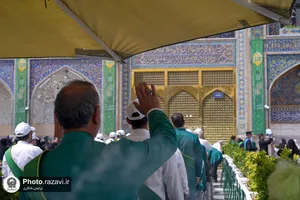 تشرف زائران سالمند به حرم مطهر رضوی