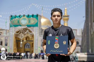 اهدای مدال مهدی بزی به آستان قدس رضوی