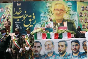 حماسه پرشور همدانی&zwnj;ها در بدرقه پیکر سپهبد شهید &laquo;شادمانی&raquo; + تصاویر