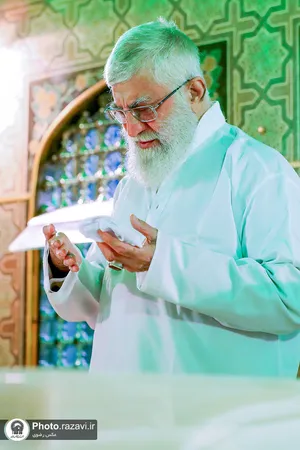تصاویری از رهبر شهید انقلاب در مراسم غبارروبی حرم مطهر رضوی