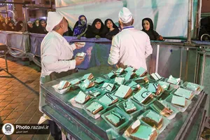پخت و توزیع کیک در شام میلاد حضرت زینب(سلام الله علیها)