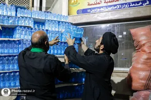 خدمت&zwnj;رسانی خدام حرم مطهر رضوی به زائران اربعین حسینی در کاظمین