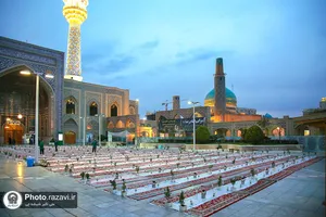 توزیع افطاری سبک در باب&zwnj;الهادی حرم مطهر رضوی