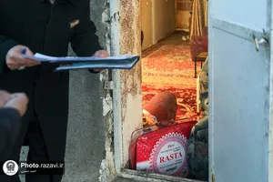 توزیع کارت دریافت نان در حاشیه شهر مشهد