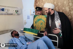 عیادت خادمان بارگاه منور رضوی از مصدومان حادثه بندر شهید رجایی
