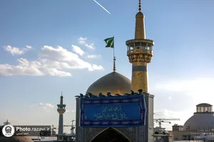 تعویض پرچم گنبد منور رضوی به مناسبت عید مبعث