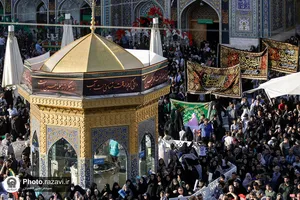 آیین تعویض پرچم گنبد منور رضوی در آستانه ماه محرم