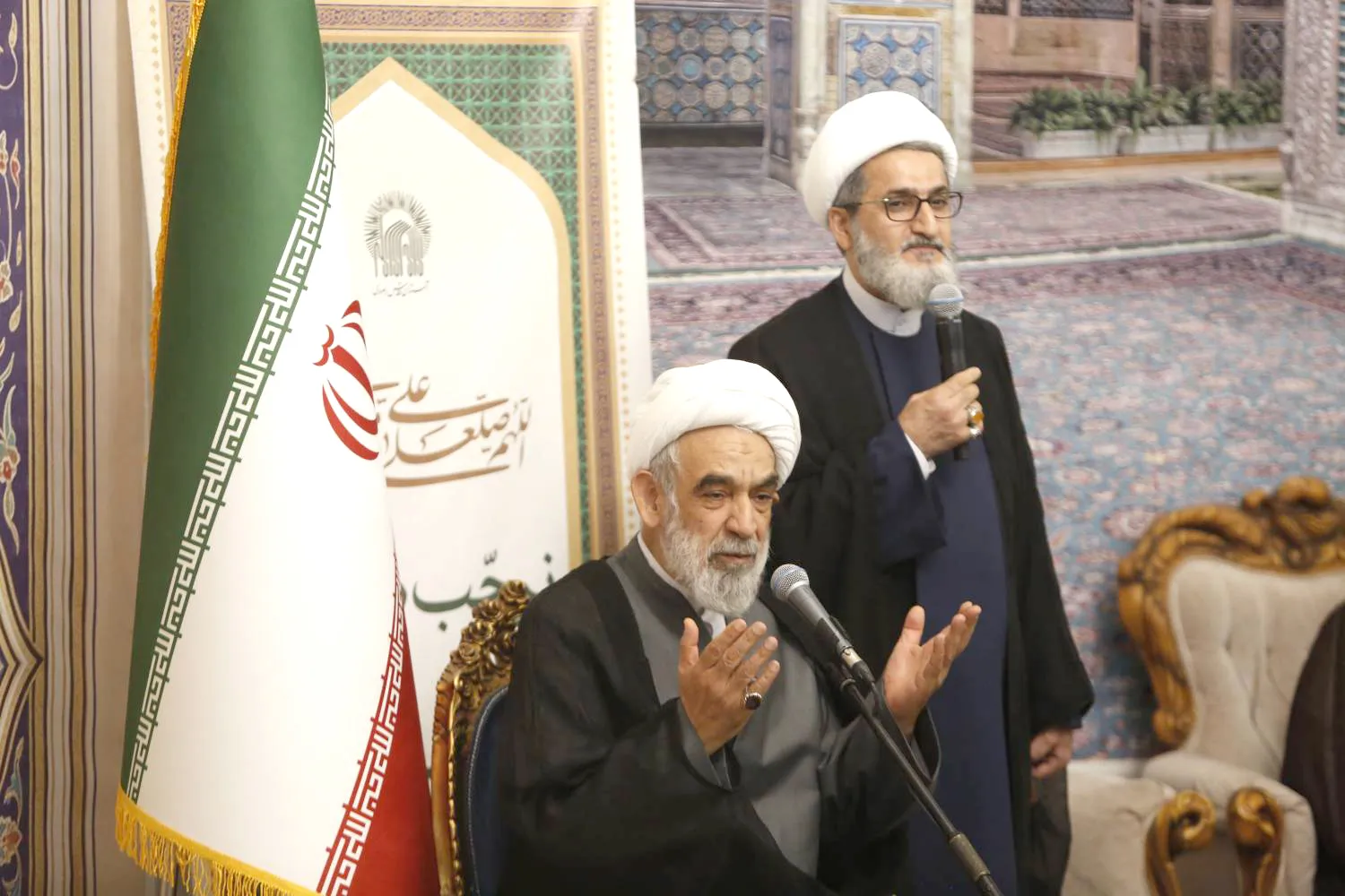 استقبال خادمان بارگاه منور رضوی از شیوخ عشایر عراقی در فرودگاه مشهدالرضا استقبال خادمان بارگاه منور رضوی از شیوخ عشایر عراقی در فرودگاه مشهدالرضا