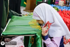 اهدا بسته&zwnj;های متبرک به دانش&zwnj;آموزان حاشیه شهر