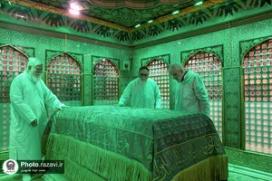 غبارروبی ضریح مطهر حضرت رضا علیه&zwnj;السلام در آستانه دهه کرامت