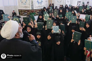 تجمع دانش آموزان دختر حافظ در حمایت از قرآن در حرم مطهر رضوی