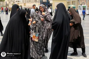 اهدا بسته&zwnj;های متبرک رضوی به دختران زائر امام رضا(علیه&zwnj;السلام)