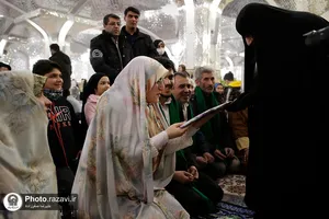 اهدای هدیه متبرک به زائران حرم مطهر رضوی