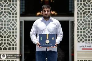 اهدای مدال طلای امیر یاری به موزه آستان قدس رضوی