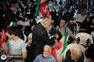 بسته بندی و توزیع تبرکات توسط خادمان رضوی در تجمعات مردمی