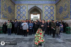 تشرف جمعی از زائران استان اصفهان به حرم مطهر رضوی