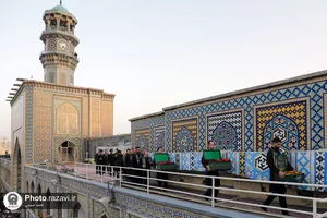 آیین تعویض پرچم گنبد منور رضوی به مناسبت آغاز ماه محرم