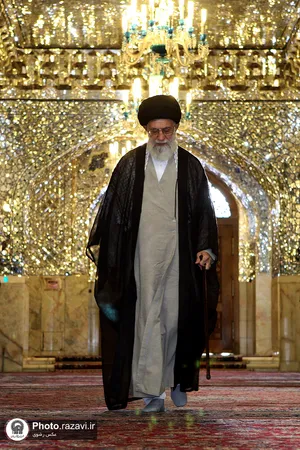 تصاویری از رهبر شهید انقلاب در مراسم غبارروبی حرم مطهر رضوی