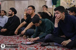 عزاداری زائران انگلیسی زبان در حرم مطهر رضوی