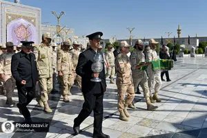 اهدا پرچم متبرک حرم امام حسین(علیه&zwnj;السلام) به حرم مطهر رضوی