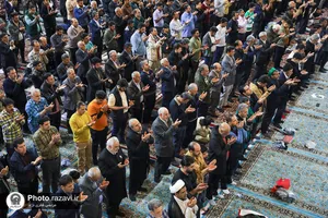 اقامه نماز صبح قبل از شروع سال نو در حرم مطهر رضوی