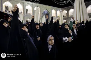 تعویض پرچم گنبد منور رضوی به مناسبت عزای عمومی در کشور