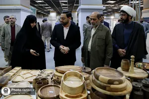 بازدید قائم مقام تولیت آستان قدس رضوی از نمایشگاه دستاوردهای &laquo;مادران ارزش&zwnj;آفرین&raquo;