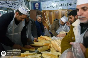 توزیع غذای متبرک در ایستگاه باب الجواد علیه&zwnj;السلام