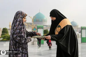 اهداء هدیه متبرک حرم به بانوان زائر
