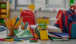 توزیع ۲۰۰ بسته نوشت افزار میان دانش‌آموزان نیازمند قلعه‌گنج