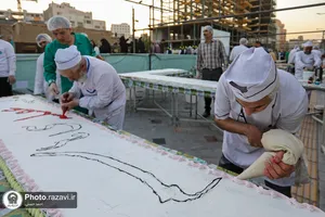 پخت و توزیع کیک در شام میلاد حضرت زینب(سلام الله علیها)
