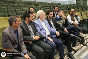 تشرف جمعی از مهمانان همایش بین&zwnj;المللی کتابخانه&zwnj;های عمومی کشور به حرم مطهر رضوی