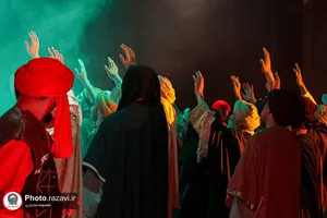 نمایش آئینی &laquo;رد پای خورشید؛ آشناترین غریب&raquo;