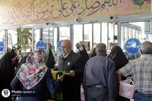 استقبال از زائرین بارگاه منور رضوی در ایستگاه راه&zwnj;آهن مشهد