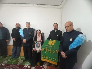 خادمیاران آذربایجان غربی با خانواده شهید سید عباس فاطمیه دیدار کردند