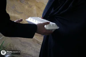 توزیع افطاری بین کارکنان قطار شهری و بهشت رضا علیه السلام