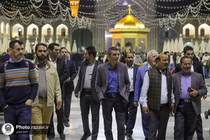 تشرف جمعی از مهمانان همایش بین&zwnj;المللی کتابخانه&zwnj;های عمومی کشور به حرم مطهر رضوی