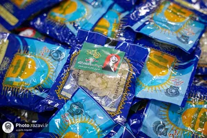 بسته بندی و توزیع تبرکات توسط خادمان رضوی در تجمعات مردمی