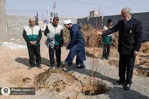 کاشت نهال مثمر در روستای بهار